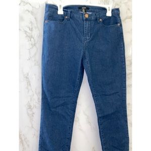 • FOREVER 21 STRETCHY SKINNY JEANS •